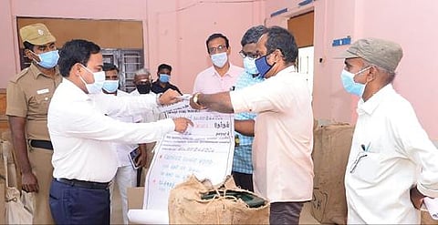 திருநெல்வேலி மாவட்டத்தில் தேர்தல் பணியில் ஈடுபடும் போலீஸார், வாக்குச் சாவடிகள் வாரியாக நேற்று பிரித்து அனுப்பப்பட்டனர்.(வலது) செங்கோட்டை ஊராட்சி ஒன்றியத்தில் இருந்து இரண்டாம்கட்ட தேர்தலுக்கான பொருட்களை வாக்குச்சாவடிக்கு அனுப்பி வைக்கும் பணியை மாவட்ட தேர்தல் பார்வையாளர் பொ.சங்கர் ஆய்வு செய்தார்.