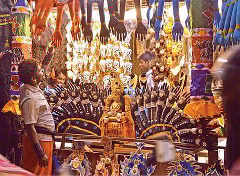 திருநெல்வேலி டவுனில் விற்பனையாகாமல் குவிந்துள்ள தசரா வேடப்பொருட்கள். படம்: மு. லெட்சுமி அருண்