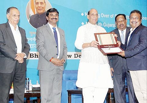 டெல்லியில் நடைபெற்ற விழாவில், சாஸ்த்ரா நிகர்நிலை பல்கலைக்கழக பேராசிரியர் ஜேம்ஸ் பாஸ்கர தாஸை பாராட்டி கவுரவிக்கிறார் மத்திய பாதுகாப்புத் துறை அமைச்சர் ராஜ்நாத் சிங்.