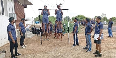 கடலாடியில் ராணுவ ஆள் தேர்வுக்காக பயிற்சியில் ஈடுபட்டுள்ள இளைஞர்கள்.