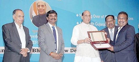 டெல்லியில் நடைபெற்ற விழாவில், சாஸ்த்ரா நிகர்நிலை பல்கலைக்கழக பேராசிரியர் ஜேம்ஸ் பாஸ்கர தாஸை பாராட்டி கவுரவிக்கிறார் மத்திய பாதுகாப்புத் துறை அமைச்சர் ராஜ்நாத் சிங்.