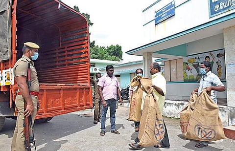 சேலம் மாவட்டத்தில் காலியாக உள்ள ஊரக உள்ளாட்சிப் பதவிகளுக்கான தேர்தல் இன்று நடக்கிறது. இதையொட்டி அயோத்தியாப்பட்டணம் ஊராட்சி ஒன்றிய அலுவலகத்திலிருந்து வாக்குப்பதிவிற்கு பயன்படுத்தப்படும் வாக்குச்சீட்டு, மை உள்ளிட்ட பொருட்கள் போலீஸ் பாதுகாப்புடன் வாக்குச் சாவடிகளுக்கு நேற்று அனுப்பி வைக்கப்பட்டது. படம்: எஸ்.குரு பிரசாத்