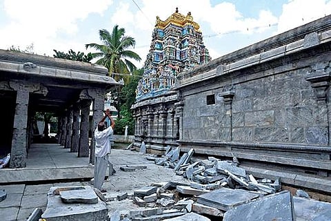 சேலம் கோட்டை பெருமாள் கோயில் சுற்றுப்பிரகாரத்தில் கற்கல் பதிக்கும் திருப்பணியை விரைந்து முடிக்க வேண்டும் என பக்தர்கள் கோரிக்கை விடுத்துள்ளனர். படம்: எஸ்.குரு பிரசாத்