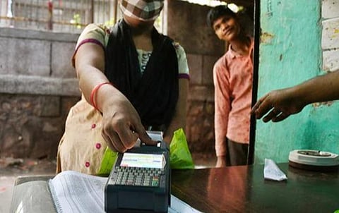 விரல் ரேகை சரிபார்ப்பு தோல்வியடைந்தாலும் ரேஷன் பொருள் விநியோகத்தை நிறுத்தக் கூடாது: உணவுப் பொருள் வழங்கல் ஆணையர் உத்தரவு