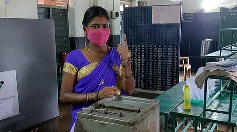 காமனூர் தட்டு வாக்குச்சாவடியில் இந்துமதி பாண்டியன் வாக்களித்தார்.