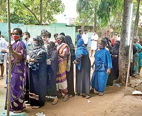 கலசப்பாக்கம் அடுத்த கடலாடி ஆதிதிராவிடர் நடுநிலை பள்ளியில் நடைபெற்ற வாக்குப்பதிவை ஆய்வு செய்த ஆட்சியர் பா.முருகேஷ். அருகில், கூடுதல் ஆட்சியர் மு.பிரதாப். அடுத்த படம்: புதுப்பாளையம் அடுத்த இறையூர் கிராமத்தில் உள்ள வாக்குச்சாவடியில் வாக்களிக்க காத்திருந்த பெண்கள்.