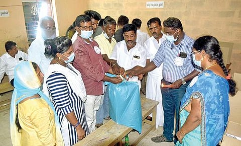 வேலூர் அடுத்த கருகம்பத்தூர் ஆதிதிராவிடர் நடுநிலை பள்ளி வாக்குச் சாவடி மையத்தில் வாக்குப்பதிவு முடிந்த பிறகு வாக்குப்பெட்டிக்கு ‘சீல்’ வைக்கப்பட்டது.