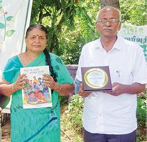 இந்திய அளவில் சிறந்த விவசாயி என சோனாலிகா பெருநிறுவனம் வழங்கிய விருதுடன் செந்தமிழ் செல்வன், அவரது மனைவி குணசுந்தரி. அடுத்த படம்: இயற்கை உரங்களை பயன்படுத்தி பயிரிட்டுள்ள பூந்தோட்டம்.படங்கள்: ந.சரவணன்.