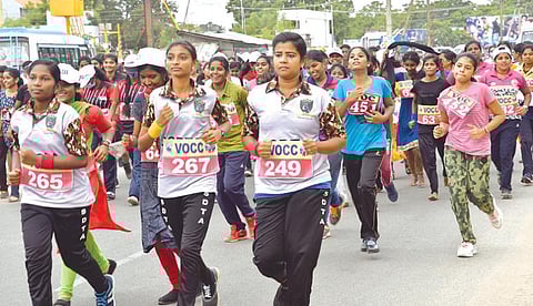 வ.உ.சிதம்பரனார் 150-வது பிறந்த தினத்தை முன்னிட்டு, தூத்துக்குடி வ.உ.சி. கல்லூரி நடத்திய மாரத்தான் போட்டியில் ஏராளமான மாணவ, மாணவியர் பங்கேற்றனர். படம்: என்.ராஜேஷ்.