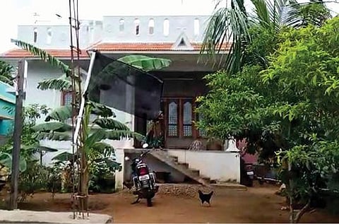 வள்ளியூர் அருகே சிதம்பராபுரம் யாக்கோபுரம் ஊராட்சியில் தேர்தலை கிராம மக்கள் புறக்கணித்தனர். வீடுகளில் கருப்புக் கொடி கட்டப்பட்டிருந்தது. .