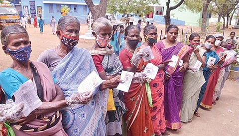 நாங்குநேரி ஊராட்சி ஒன்றியம் மருதகுளம் வாக்குச் சாவடியில் பெண்கள் நீண்ட வரிசையில் நின்று வாக்களித்தனர். (வலது) கடையநல்லூர் ஒன்றியம் இடைகாலில் உள்ள மீனாட்சி சுந்தரம் உயர்நிலைப் பள்ளியில் நடைபெற்ற வாக்குப்பதிவை தென்காசி மாவட்ட தேர்தல் பார்வையாளர் பொ.சங்கர் பார்வையிட்டார்.படம்: மு. லெட்சுமி அருண்.