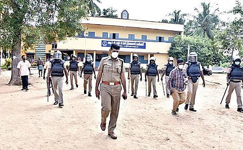 திருவள்ளூர் மாவட்டம் பாடியநல்லூர் ஊராட்சியில் உள்ள தனியார் பள்ளியில் அமைக்கப்பட்ட வாக்குச் சாவடி, வாக்களிக்க யாரும் வராமல் நேற்று மதியம் 1.30 மணியளவில் வெறிச்சோடிக் காணப்பட்டது.படங்கள்: ம.பிரபு