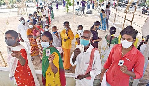 சேலத்தாம்பட்டி ஊராட்சி ஒன்றிய நடுநிலைப்பள்ளி வாக்குச்சாவடியில் நீண்ட வரிசையில் நின்று வாக்களித்த பொதுமக்கள்.படம்: எஸ்.குரு பிரசாத் 