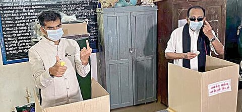 கலிங்கப்பட்டி வாக்குச்சாவடியில் மதிமுக பொதுச் செயலாளர் வைகோ, அவரது மகன் துரை வையாபுரி ஆகியோர் நேற்று வாக்களித்தனர்.