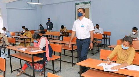 வேலூர் தந்தை பெரியார் பொறியியல் கல்லூரியில் இந்திய குடிமைப்பணிகளுக்கான முதல் நிலை தேர்வு மையத்தை ஆட்சியர் குமாரவேல் பாண்டியன் ஆய்வு செய்தார்.