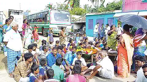 செங்கம் அருகே ஓடையில் மூழ்கி உயிரிழந்த சிறுவனின் உடலுடன் நேற்று சாலை மறியலில் ஈடுபட்ட கிராம மக்கள்.