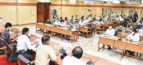 திருவண்ணாமலையில் வட கிழக்கு பருவ மழை முன்னேற்பாடுகள் குறித்து நடைபெற்ற ஆய்வு கூட்டத்தில் பேசும் மாவட்ட ஆட்சியர் பா.முருகேஷ். அருகில், மாவட்ட காவல் கண்காணிப்பாளர் பவன்குமார் உள்ளிட்டோர்.