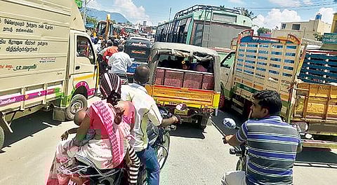 கழிவுநீர் கால்வாய் சீரமைப்பு பணிகளால் திருப்பத்தூர் - கிருஷ்ணகிரி சாலையில் அணிவகுத்து நின்ற வாகனங்கள். படம்:ந.சரவணன்.