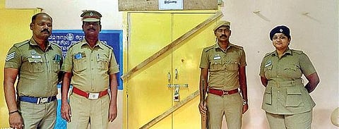 சேத்துப்பட்டு ஊராட்சி ஒன்றிய அலுவலகத்தில் வாக்குபெட்டிகள் வைக்கப்பட்டுள்ள அறைக்கு முன்பாக பாதுகாப்பு பணியில் ஈடுபட்டுள்ள காவல் துறையினர்.