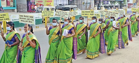உலக மன நல தினத்தை முன்னிட்டு பாளையங்கோட்டையில் மன நலம் பேணுதல் குறித்த விழிப்புணர்வு பேரணி நடைபெற்றது. படம்: மு.லெட்சுமி அருண்