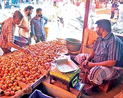 வரத்து குறைவால், ஈரோடு காய்கறி மார்க்கெட்டில் தக்காளி விலை கிலோ ரூ.60-க்கு விற்பனையானது.