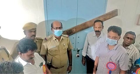 ஊரக உள்ளாட்சி இடைத்தேர்தலுக்காக சேலம் கருப்பூர் அரசு பொறியியல் கல்லூரியில் அமைக்கப்பட்டுள்ள வாக்குஎண்ணும் மையத்தில் வாக்குப்பெட்டிகள் வைக்கப்பட்ட அறைக்கு தேர்தல் அலுவலரும், மாவட்ட மகளிர் திட்ட இயக்குநருமான செல்வம் தலைமையில் அதிகாரிகள் பூட்டி சீல் வைத்தனர்.