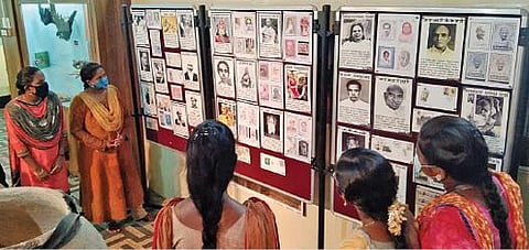 விருதுநகர் அரசு அருங்காட்சியகத்தில் நடைபெற்ற தபால் தலை புகைப்படக் கண்காட்சியை பார்வையிட்டோர்.