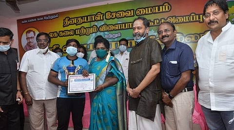 பெண் குழந்தைகளை பாதுகாக்க சிலம்பம் கற்றுத்தரவேண்டும்: தமிழிசை சவுந்திரராஜன் வலியுறுத்தல்