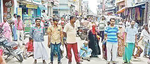 செய்யாறில் நியாய விலை கடையில் பொருட்கள் வழங்காததை கண்டித்து நேற்று சாலை மறியலில் ஈடுபட்ட பொது மக்கள்.