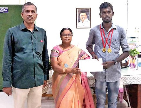 மண்டல அளவிலான விளையாட்டு போட்டியில் முதலிடம் பிடித்த பெரியார் ஈவெரா கல்லூரி மாணவர் சூர்யாவுக்கு வாழ்த்து தெரிவித்த முதல்வர் சுகந்தி. உடன் உடற்கல்வி இயக்குநர் (பொ) சங்கரநாராயணன்.