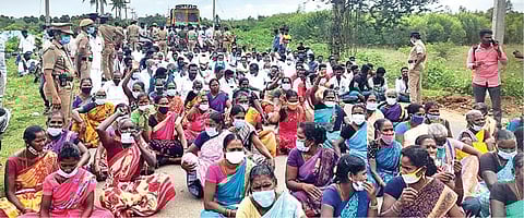 கறம்பக்குடியில் நேற்று சாலை மறியல் போராட்டத்தில் ஈடுபட்ட குரும்பிவயல் பகுதி விவசாயிகள்.