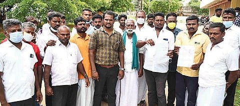 ஜல்லிக்கட்டு நடத்த அனுமதி அளிக்கக் கோரி திருச்சி மாவட்ட ஆட்சியர் அலுவலகத்துக்கு நேற்று மனு அளிக்க வந்த வேங்கூர் கிராமத்தினர்.படம்: ஜி.ஞானவேல்முருகன்