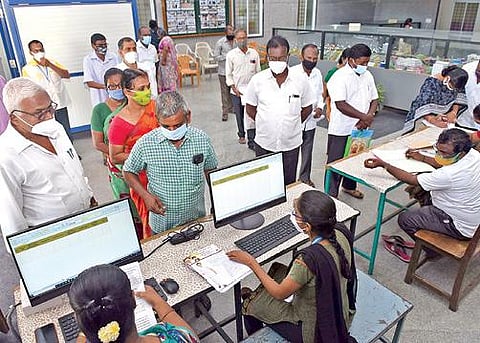 சேலம் மாநகராட்சி அலுவலகத்தில் நேற்று மக்கள் குறைதீர் கூட்டம் நடந்தது. இதில், பங்கேற்ற பொதுமக்கள். படம்: எஸ்.குரு பிரசாத்