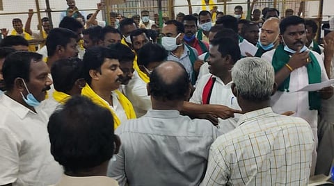 வாக்குவாதத்தில் ஈடுபட்ட திமுக மற்றும் அதிமுகவினர்.