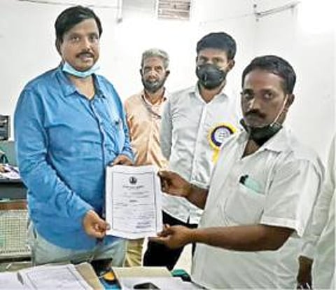 பரந்தாமனுக்கு சான்றிதழ் வழங்கிய தேர்தல் அதிகாரி யுவராஜ்.