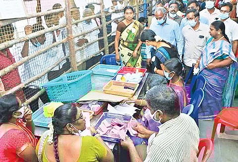 வேலூர் தொரப்பாடி பகுதியில் உள்ள தந்தை பெரியார் ஈ.வெ.ராமசாமி அரசு பாலிடெக்னிக் கல்லூரியில் ஊரக உள்ளாட்சி தேர்தல் வாக்கு எண்ணும் பணி நேற்று தொடங்கியது. இதில், தபால் வாக்கு எண்ணிக்கையை பார்வையிட்ட மாவட்ட ஆட்சியர் குமாரவேல் பாண்டியன். அடுத்த படம்: ராணிப்பேட்டை பொறியியல் கல்லூரியில் நடைபெற்ற வாக்கு எண்ணும் பணியை ஆய்வு செய்த மாவட்ட ஆட்சியர் பாஸ்கர பாண்டியன்.