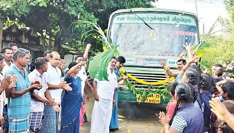 புளியம்பட்டியில் இருந்து தானிப்பாடிக்கு இயக்கப்பட்ட அரசு பேருந்தை கொடியசைத்து நேற்று தொடங்கி வைத்த ஊராட்சி மன்ற தலைவர் மகாலட்சுமி.