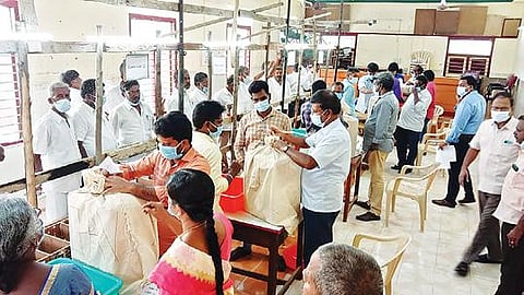 தி.மலை மாவட்டம் செய்யாறு ஒன்றிய அலுவலகத்தில் நேற்று வாக்கு எண்ணும் பணியில் ஈடுபட்ட அலுவலர்கள்.