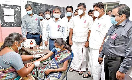 தருமபுரி அடுத்த கிருஷ்ணாபுரத்தில், கலைஞரின் வரும்முன் காப்போம் திட்ட முகாமை தொடங்கி வைத்து மாவட்ட ஆட்சியர் திவ்யதர்சினி பார்வையிட்டார். அடுத்தபடம்: பர்கூரில் நடந்த கலைஞரின் வரும்முன் காப்போம் சிறப்பு மருத்துவ முகாமினை மாவட்ட ஆட்சியர் ஜெயசந்திரபானு ரெட்டி தொடங்கி வைத்தார். அருகில் எம்எல்ஏக்கள் மதியழகன், பிரகாஷ்.