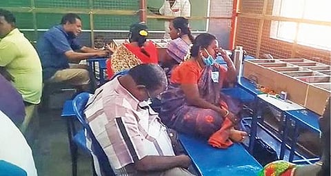 வாக்கு எண்ணும் மையத்தில் அசதி காரணமாக அமர்ந்த நிலையிலேயே உறங்கும் அலுவலர்கள்.