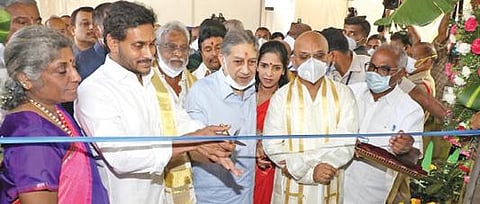 திருமலையில் ரூ.12 கோடியில் கட்டப்பட்ட அதிநவீன பூந்தி தயாரிக்கும் மடப்பள்ளியை நேற்று திறந்துவைத்த ஆந்திர முதல்வர் ஜெகன்மோகன்.