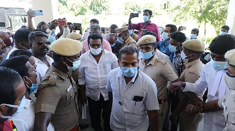 கடலூர் எம்.பி. ரமேஷை போலீஸார் கடலூர் தலைமை குற்றவியல் நீதிமன்றத்தில் ஆஜர்படுத்தினர்.