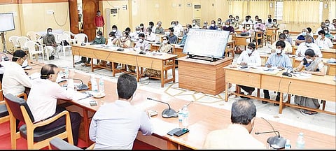 திருவண்ணாமலை மாவட்டத்தில் வடகிழக்கு பருவமழையை எதிர்கொள்ள செய்ய வேண்டிய முன்னேற்பாடு பணிகள் குறித்த கூட்டம் மாவட்ட கண்காணிப்பு அலுவலர் தீரஜ்குமார் தலைமையில் நேற்று நடைபெற்றது. அருகில், மாவட்ட ஆட்சியர் முருகேஷ் உள்ளிட்டோர்.