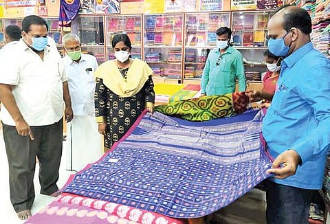 மயிலாடுதுறையில் உள்ள கோ-ஆப்டெக்ஸ் விற்பனை நிலையத்தில் தீபாவளி சிறப்பு விற்பனையை நேற்று தொடங்கி வைத்து, விற்பனைக்கு வைக்கப்பட்டுள்ள சேலைகளை பார்வையிடுகிறார் ஆட்சியர் ரா.லலிதா.