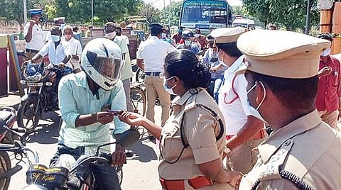 தஞ்சாவூரில் தலைக்கவசம் அணிந்து வந்த வாகன ஓட்டிகளுக்கு இனிப்பு வழங்குகிறார் மாவட்டக் காவல் கண்காணிப்பாளர் ரவளிப்ரியா.