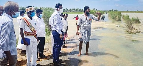 ஒரத்தநாடு அருகே சேதுராயன்குடிக்காடு வேதபுரி வாய்க்கால் கரை உடைந்து மழைநீர் வெளியேறுவதை நேற்று பார்வையிடுகிறார் ஆட்சியர் தினேஷ் பொன்ராஜ் ஆலிவர்.