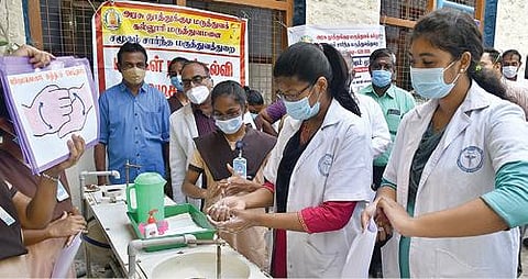 உலக கைகழுவும் தினத்தை முன்னிட்டு, தூத்துக்குடி அரசு மருத்துவமனை வளாகத்தில் நர்சிங் கல்லூரி மாணவியரால் கை கழுவும் முறை குறித்து விளக்கப்பட்டது. படம்: என்.ராஜேஷ்.