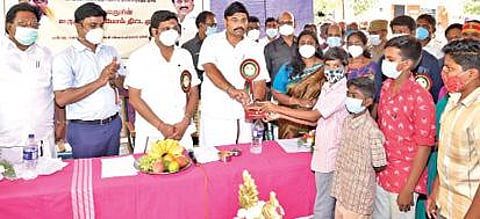 ராசிபுரம் அடுத்த ஆர்.புதுப்பட்டியில் கலைஞரின் வருமுன் காப்போம் திட்ட மருத்துவ முகாம் நடைபெற்றது. இதில், பள்ளி மாணவர்களுக்கு சுற்றுலாத் துறை அமைச்சர் மா.மதிவேந்தன் கண் கண்ணாடிகளை வழங்கினார். உடன் மாநிலங்களவை உறுப்பினர் கே.ஆர்.என். ராஜேஸ்குமார், ஆட்சியர் ஸ்ரேயா சிங் உள்ளிட்டோர்.