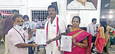 கோவிலம்பாக்கம் ஊராட்சி தலைவர் மற்றும் ஊராட்சி வார்டு உறுப்பினர் பதவிகளுக்கு தேர்வு செய்யப்பட்ட கீதா மற்றும் மணிமாறனுக்கு வெற்றி பெற்ற தற்கான சான்றை தேர்தல் அலுவலர் சிவகலைச்செல்வம் வழங்கினார்.