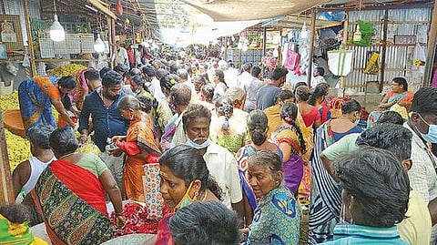 திருப்பூர் ஒழுங்குமுறை விற்பனைக் கூடத்தில் - ஆயுதபூஜை பொருட்கள் வாங்க திரண்ட பொதுமக்கள் :